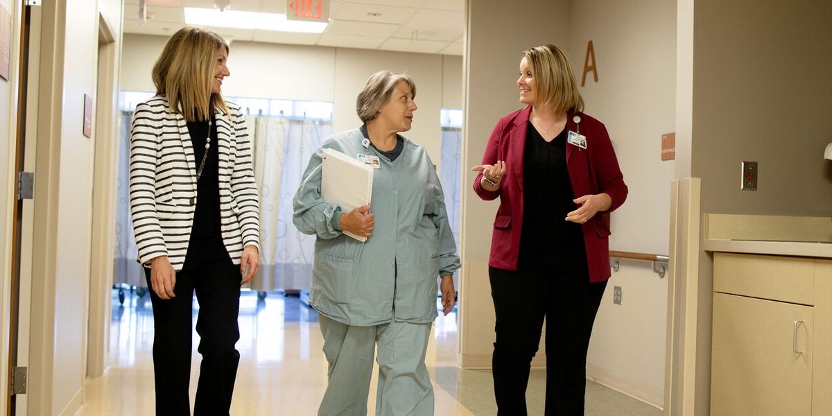 三个女人走过医院的走廊.